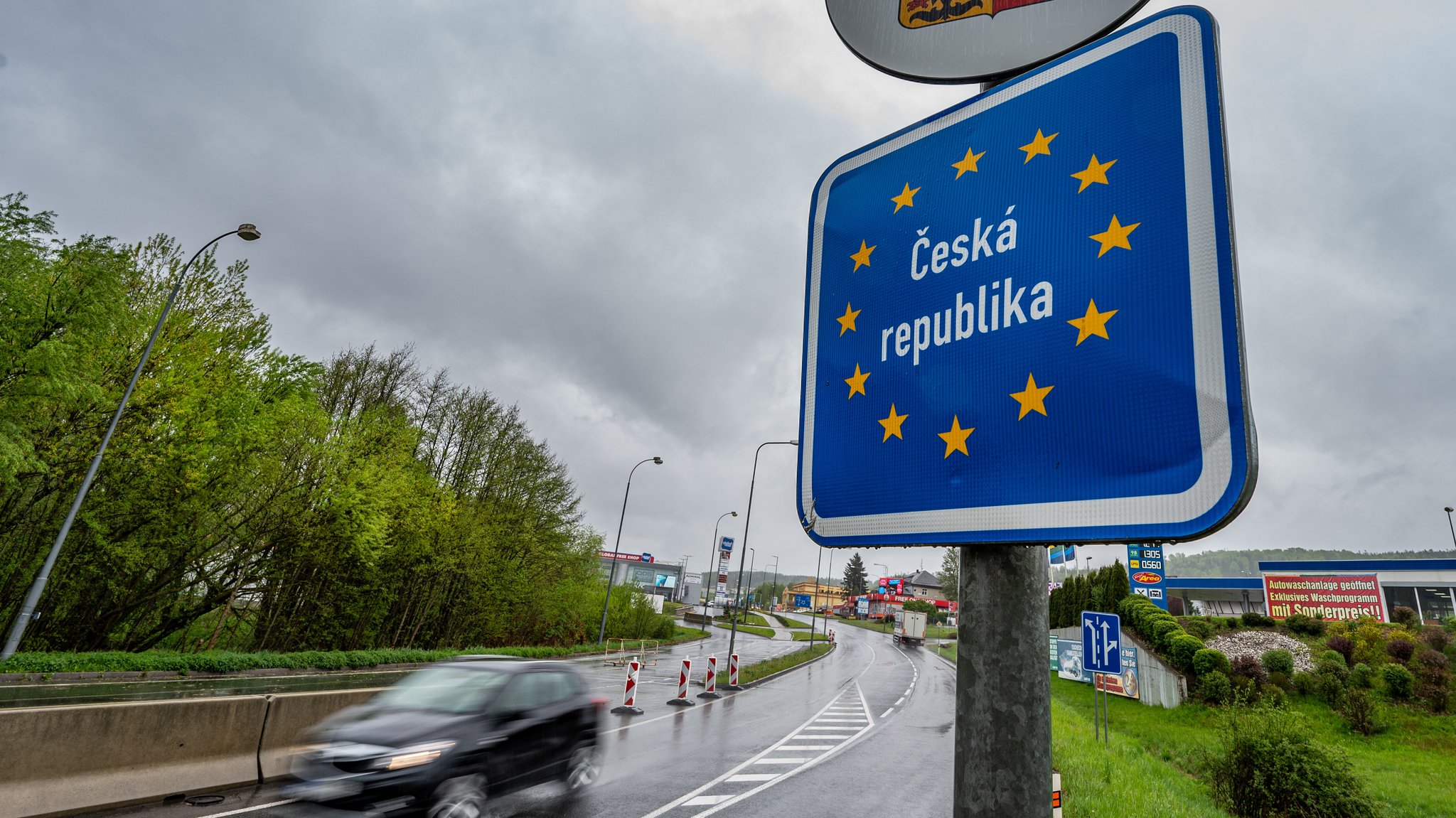 Schild mit der Aufschrift "Tschechische Republik" an der deutsch-tschechischen Grenze