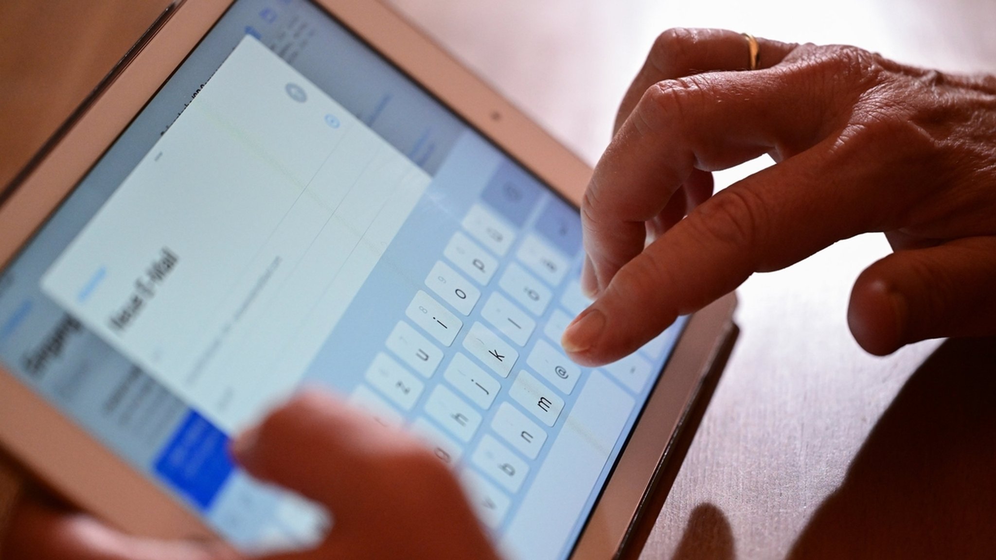 PRODUKTION - 09.02.2023, Baden-Württemberg, Stuttgart: ILLUSTRATION - Eine Frau tippt auf einem iPad eine Mail (gestellte Szene). Am 10. Februar gibt der Datenschutzbeauftragte des Landes Baden-Württemberg seinen Tätigkeitsbericht Datenschutz 2022 bekannt. Foto: Bernd Weißbrod/dpa +++ dpa-Bildfunk +++