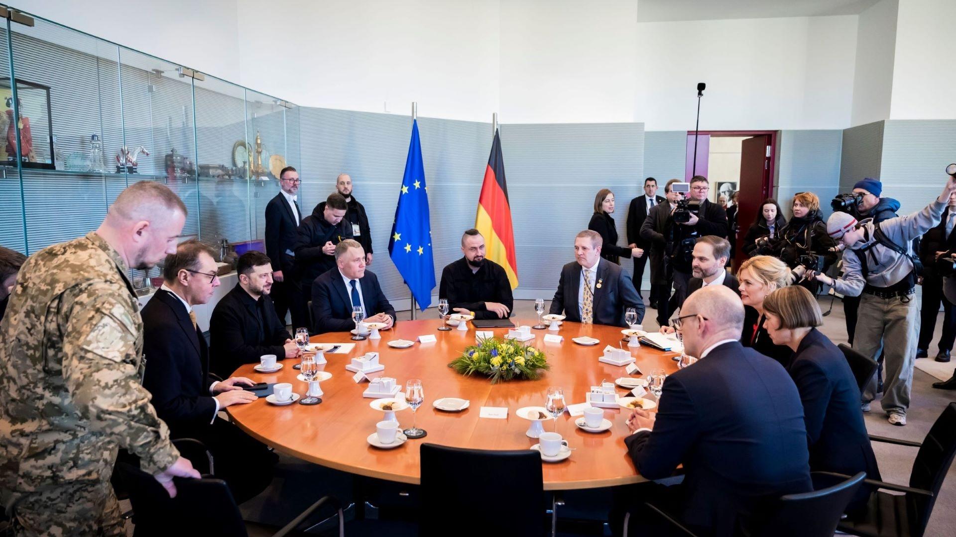 15.12.2025, Berlin: Wolodymyr Selenskyj (3.v.l), Präsident der Ukraine, wird von Bundestagspräsidentin Julia Klöckner (CDU, r) im Deutschen Bundestag zu einem Gespräch empfangen.