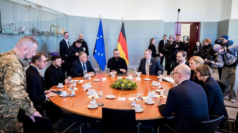 15.12.2025, Berlin: Wolodymyr Selenskyj (3.v.l), Präsident der Ukraine, wird von Bundestagspräsidentin Julia Klöckner (CDU, r) im Deutschen Bundestag zu einem Gespräch empfangen. | Bild: dpa-Bildfunk/Christoph Soeder 15.12.2025, Berlin: Wolodymyr Selenskyj (3.v.l), Präsident der Ukraine, wird von Bundestagspräsidentin Julia Klöckner (CDU, r) im Deutschen Bundestag zu einem Gespräch empfangen.