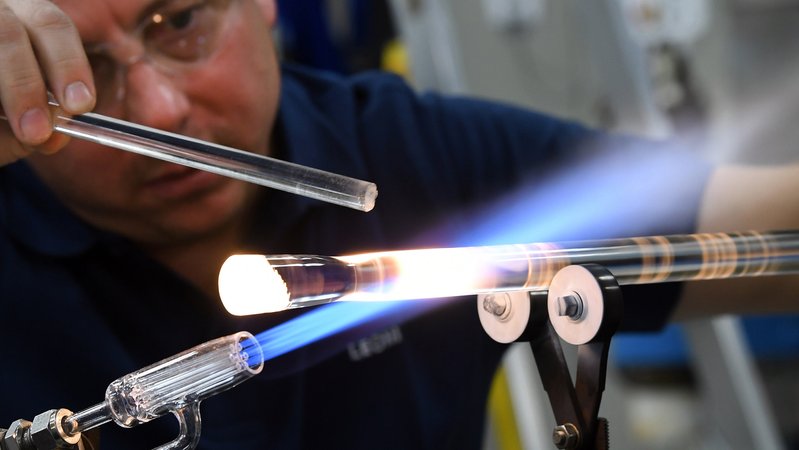 Archivbild: Ein Glasbläser bearbeitet in der j-Fiber GmbH in Jena über einer Flamme ein Vorprodukt für die Herstellung von Glasfasern für den Mutterkonzern Leoni.