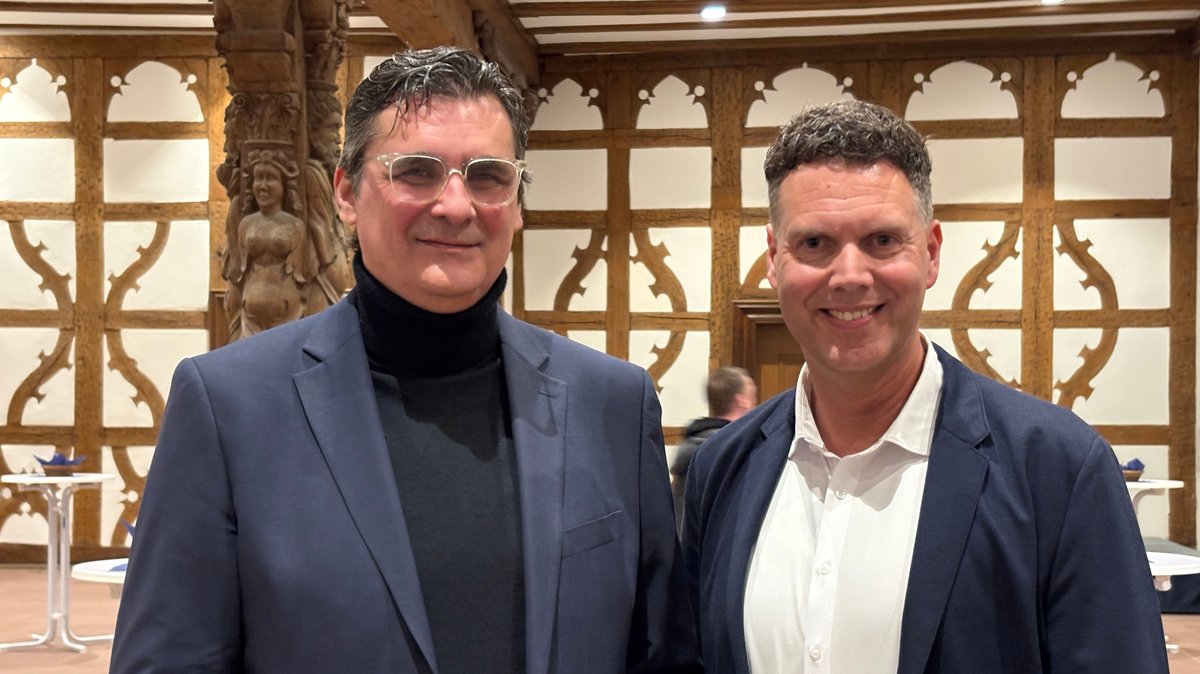 In der Stadt Schweinfurt kommt es zur OB-Stichwahl zwischen Ralf Hofmann (SPD/links) und Oliver Schulte (CSU/rechts).