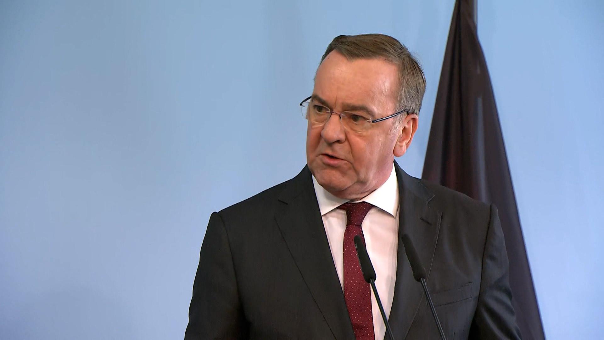 Im Taurus-Abhör-Skandal hat sich Bundesverteidigungsminister Pistorius hinter seine Offiziere gestellt und von einem individuellen Anwendungsfehler gesprochen. 