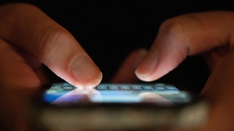 Die Deutsche Telekom spricht sich für einen Paradigmenwechsel aus, um dem Kriminalitätsphänomen der Betrugs-SMS zu begegnen. | Bild: dpa-Bildfunk/Sebastian Kahnert Die Deutsche Telekom spricht sich für einen Paradigmenwechsel aus, um dem Kriminalitätsphänomen der Betrugs-SMS zu begegnen.