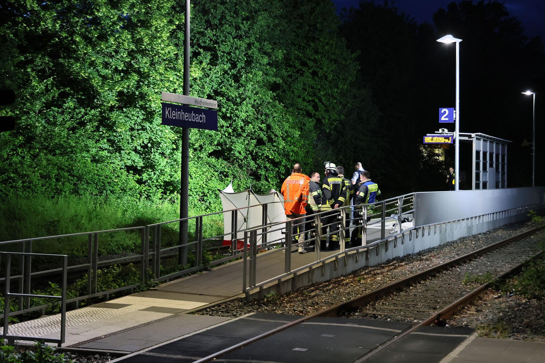 Einsatzkräfte am Bahnhof in Kleinheubach