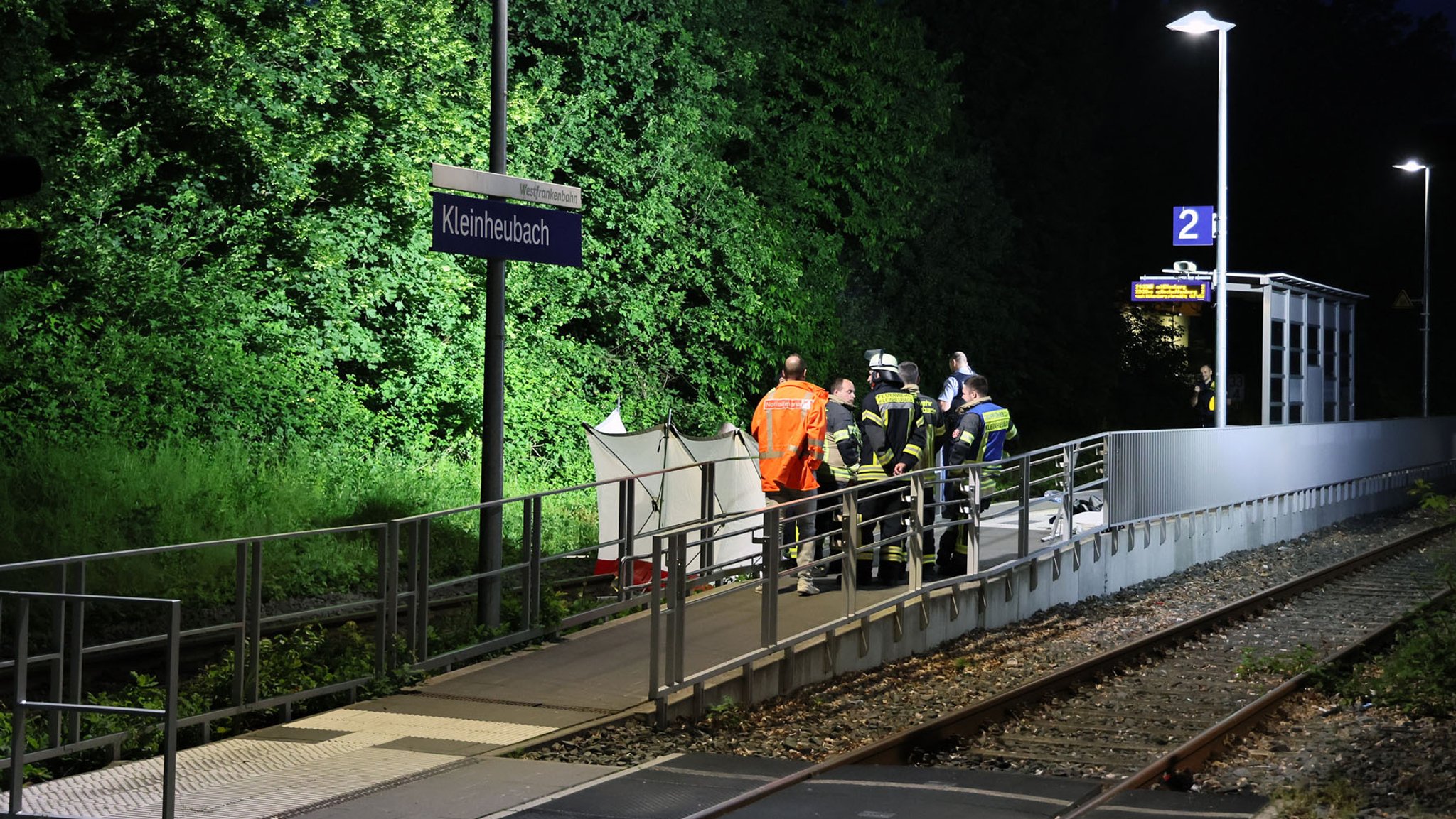 Einsatzkräfte am Bahnhof in Kleinheubach