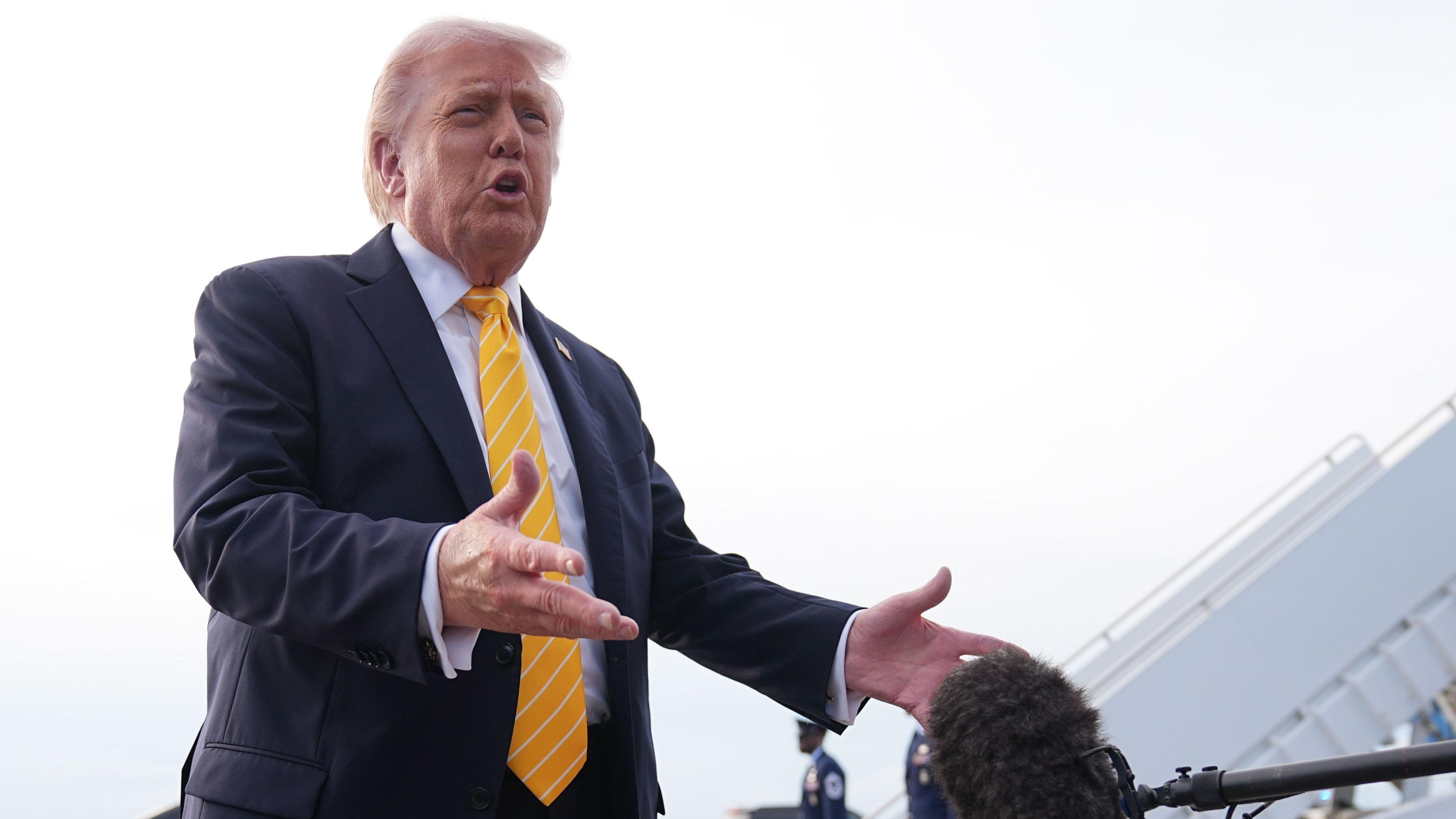US-Präsident Donald Trump spricht mit Journalisten, bevor er auf dem Palm Beach International Airport auf dem Weg nach Miami in die Air Force One steigt.