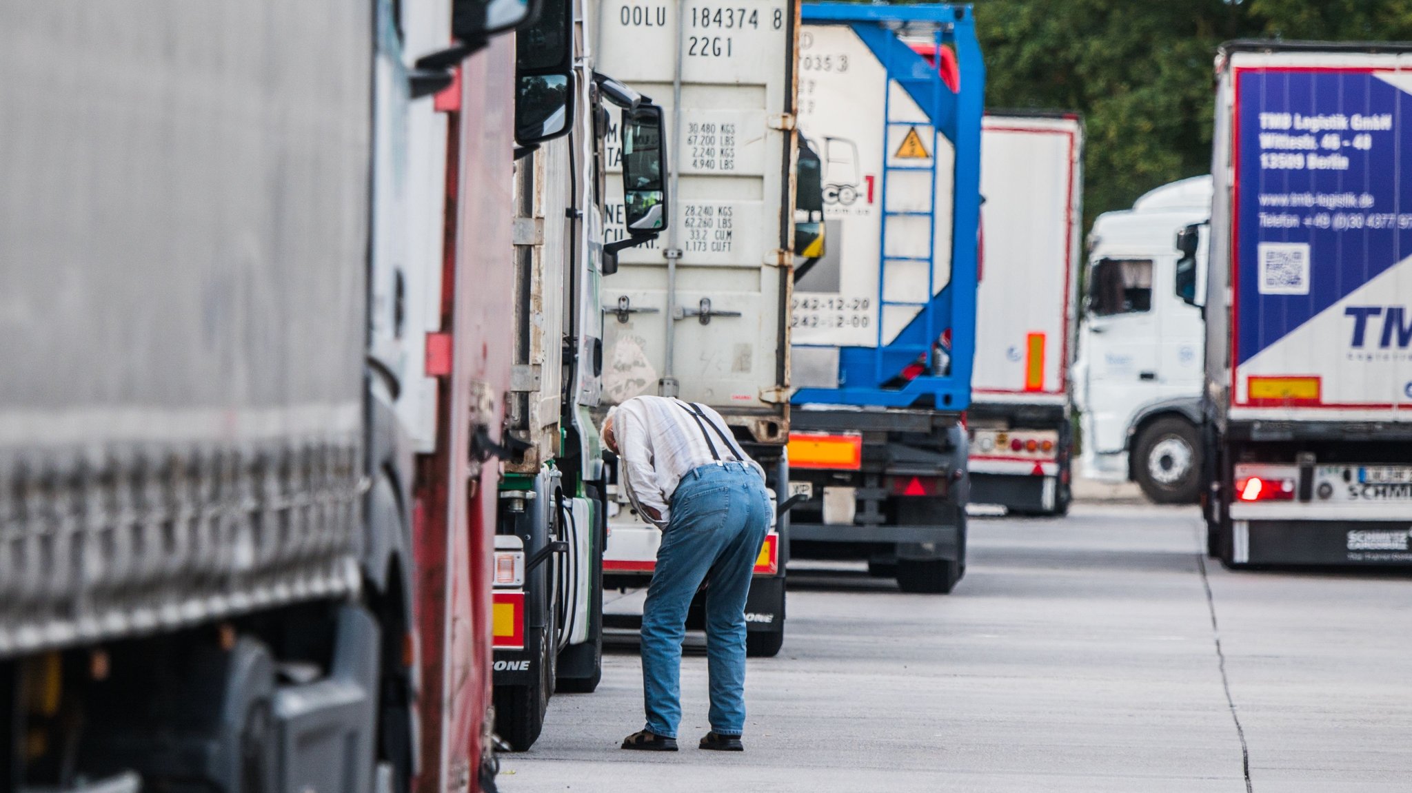 Mehrere Lkw stehen auf einem asphaltierten Parkplatz. | Bild: dpa-Bildfunk/Andreas Arnold Mehrere Lkw stehen auf einem asphaltierten Parkplatz.