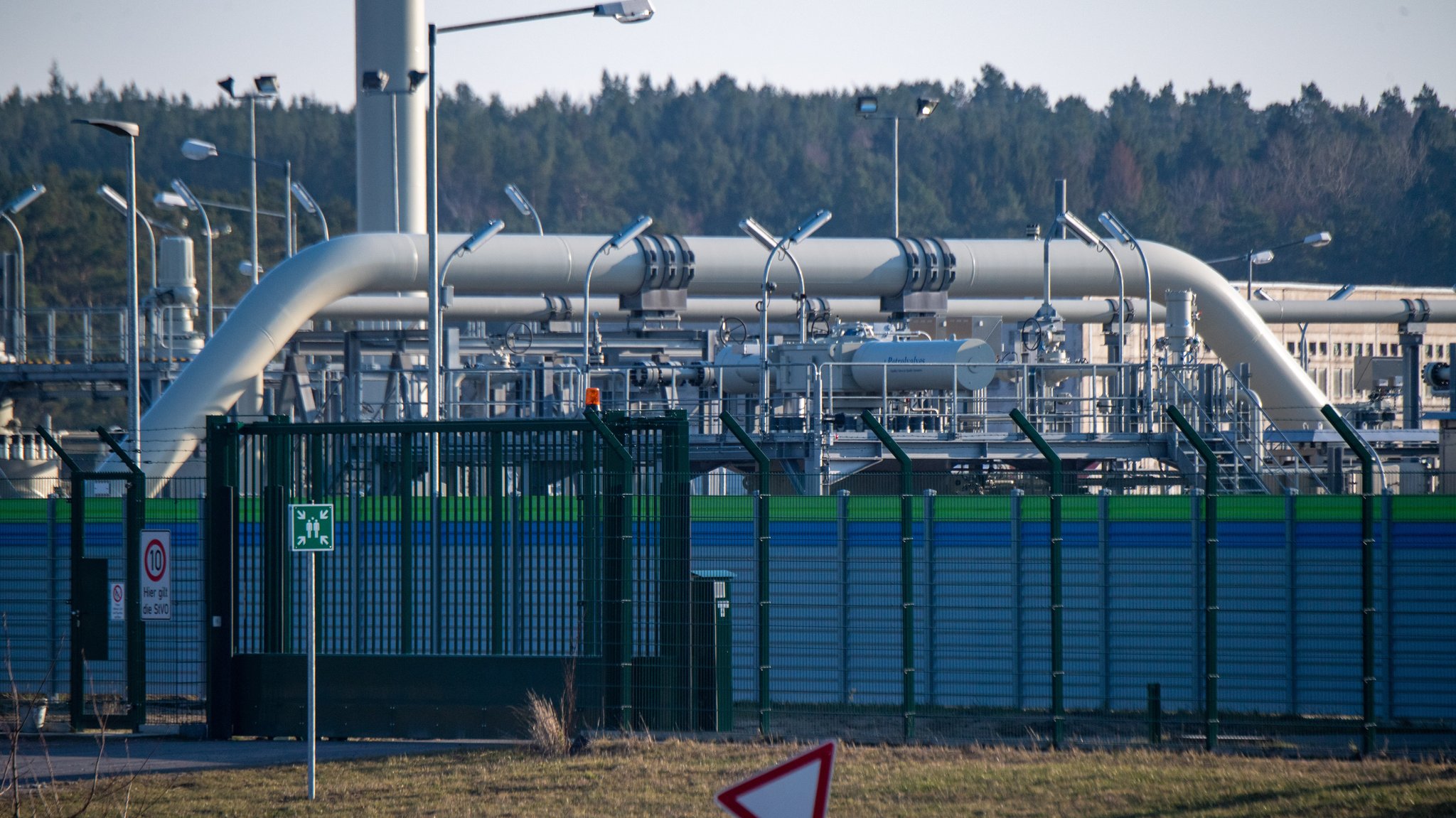 02.03.22: Rohrsysteme in der Gasempfangsstation der Ostseepipeline Nord Stream 2, deren Zertifizierung wegen des Ukraine-Kriegs gestoppt wurde.