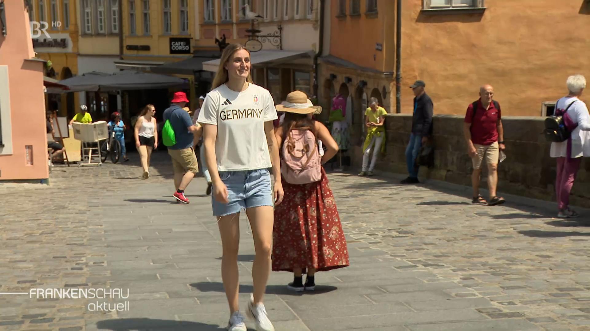 Basketballerin Alina Hartmann läuft durch Bamberg.