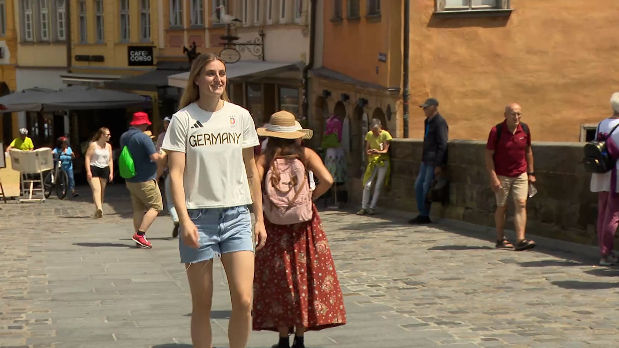 Basketballerin Alina Hartmann läuft durch Bamberg.