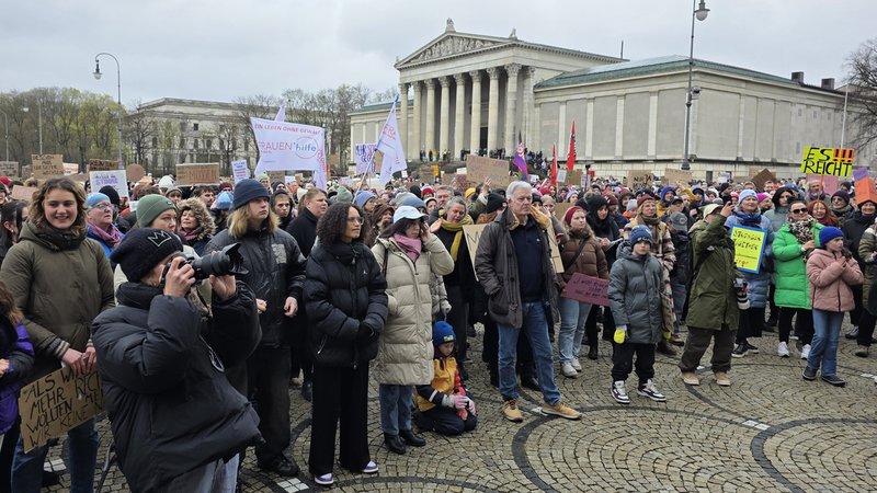 Auf dem Münchner Königsplatz stehen Demonstrantinnen und Demonstranten mit Schildern und Fahnen. Auf einem der Schilder ist zu lesen: "Es reicht!" | Bild: BR / Monika Haas Auf dem Münchner Königsplatz stehen Demonstrantinnen und Demonstranten mit Schildern und Fahnen. Auf einem der Schilder ist zu lesen: "Es reicht!"