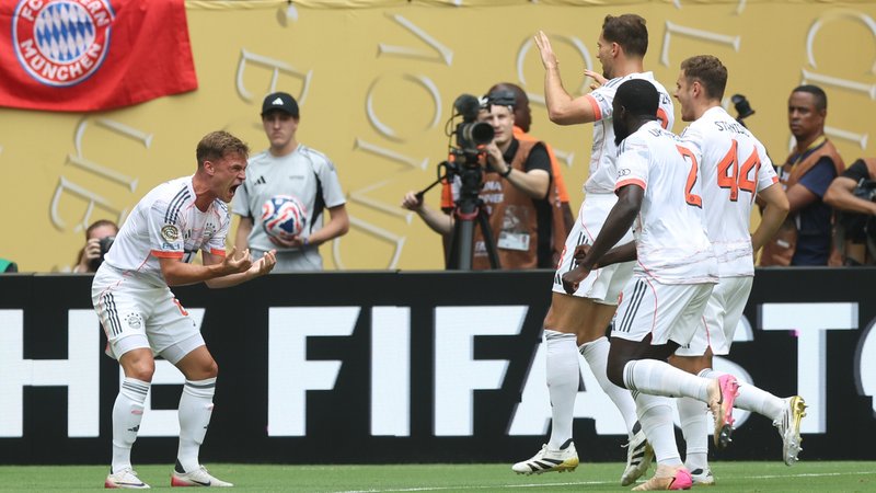 Jubel bei Joshua Kimmich (links) und seinen Teamkollegen. | Bild: picture-alliance / dpa Jubel bei Joshua Kimmich (links) und seinen Teamkollegen.