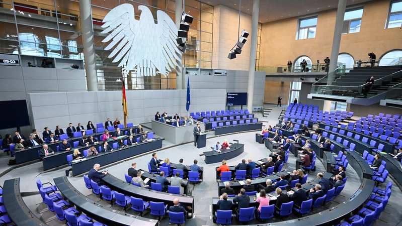 Das Plenum in der 47. Plenarsitzung der 21. Legislaturperiode im Deutschen Bundestag | Bild: picture alliance/dpa | Elisa Schu Das Plenum in der 47. Plenarsitzung der 21. Legislaturperiode im Deutschen Bundestag