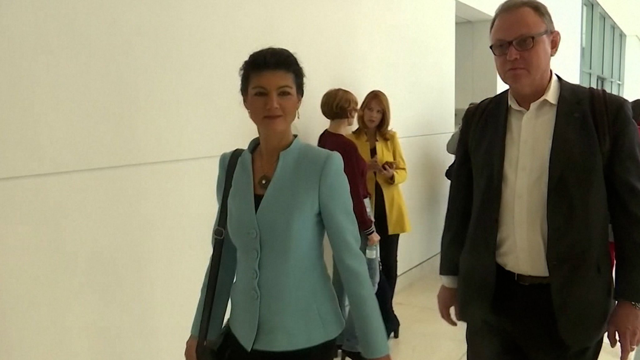 Sahra Wagenknecht in Begleitung