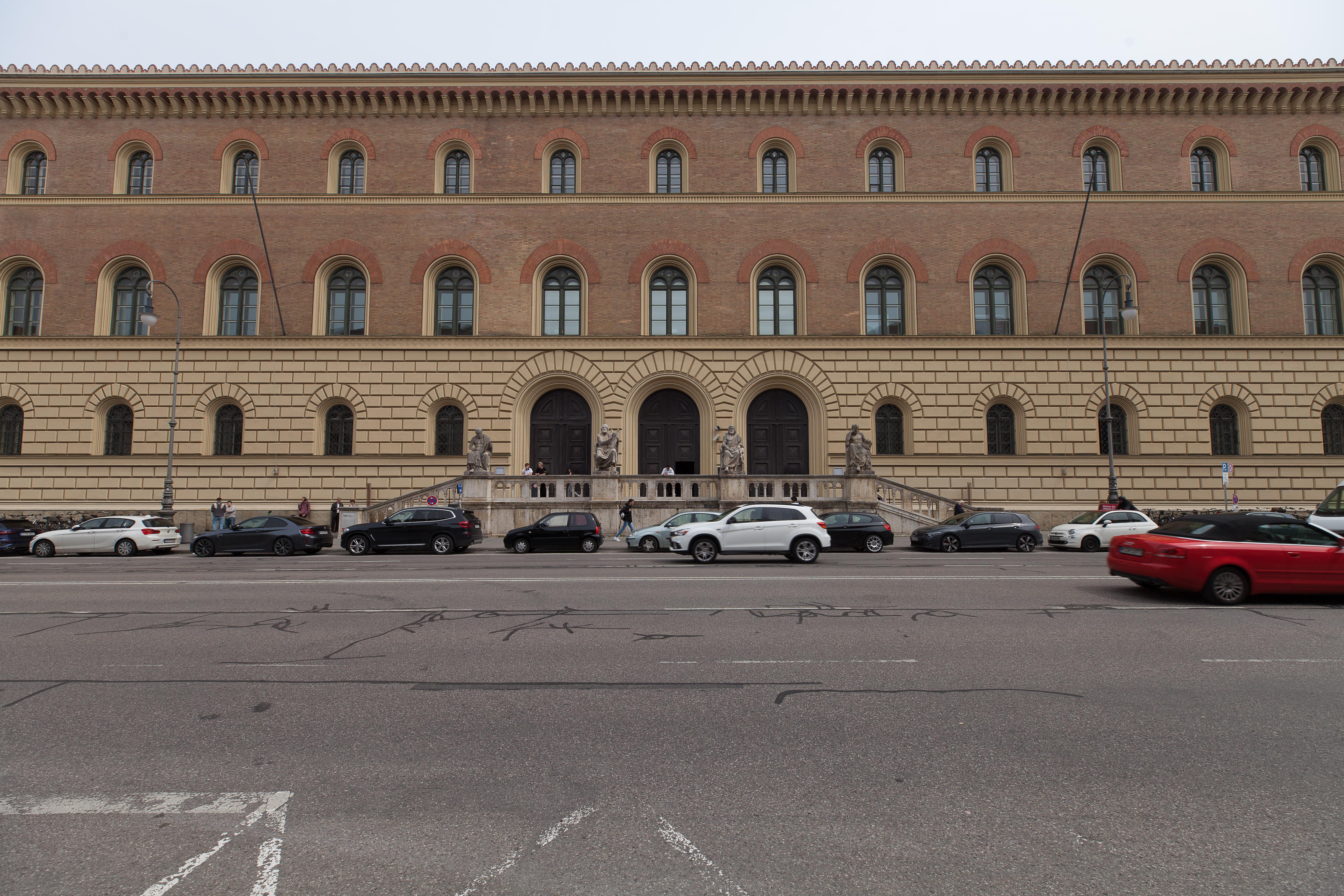 Der Eingang der Bayerische Staatsbibliothek von der Ludwigstraße