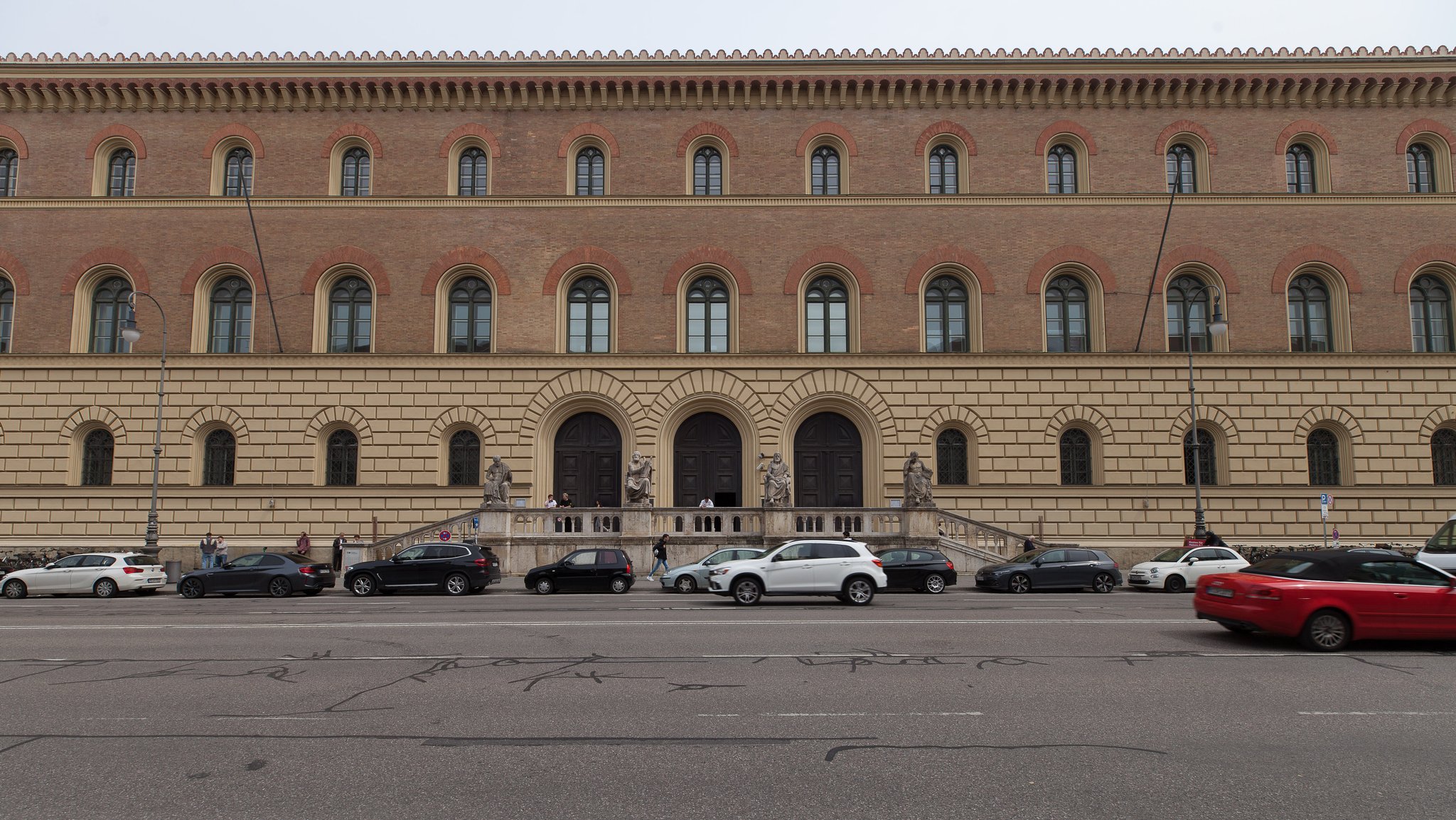 Der Eingang der Bayerische Staatsbibliothek von der Ludwigstraße