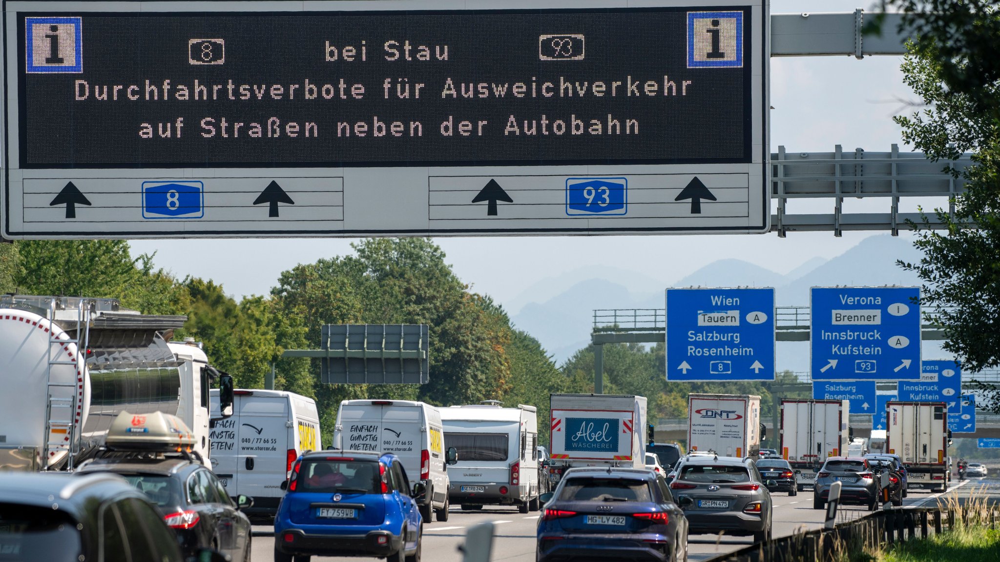 Stau auf der Autobahn. Beim Abfahren gelten vielerorts Durchfahrtsverbote. | Bild: dpa-Bildfunk/Stefan Puchner Stau auf der Autobahn. Beim Abfahren gelten vielerorts Durchfahrtsverbote.