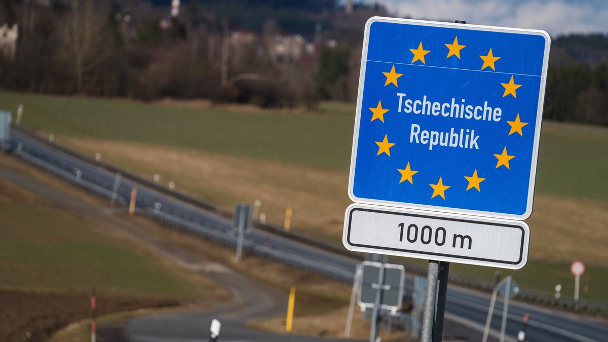Ein Schild weist an einer Straße auf den Beginn der Tschechischen Republik in 1000 Metern hin