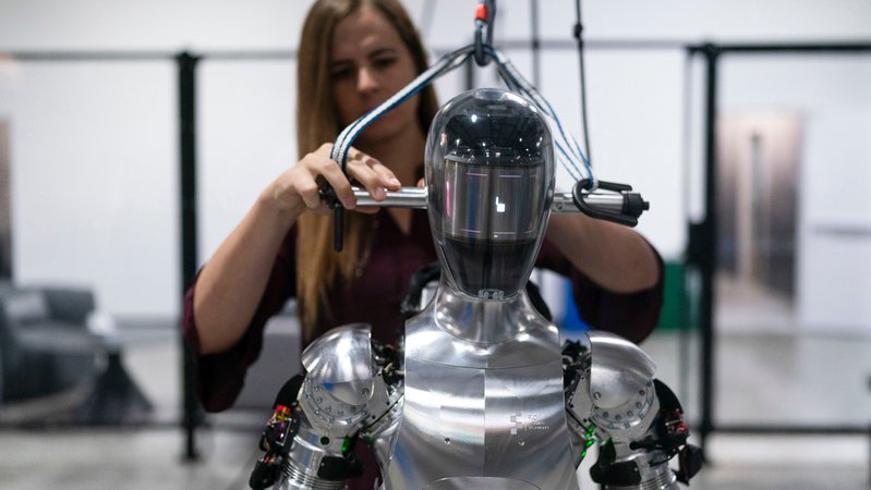 Ein Roboter des Startups Figure | Bild: picture alliance / ASSOCIATED PRESS | Jae C. Hong Ein Roboter des Startups Figure