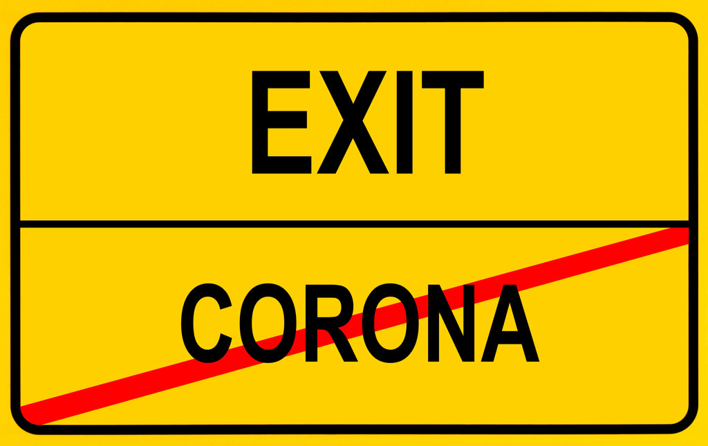 Symbolbild zu "No-Covid": Ortsschild mit durchgestrichen "Corona" und als nächsten Ort: Exit.
