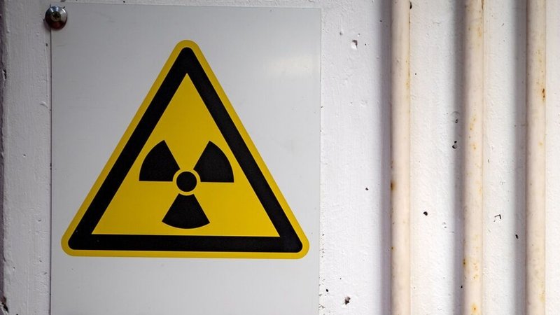 Ein Warnhinweis "Radioaktiv" hängt am Eingang von einem Transportbehälterlager in einem atomaren Zwischenlager.