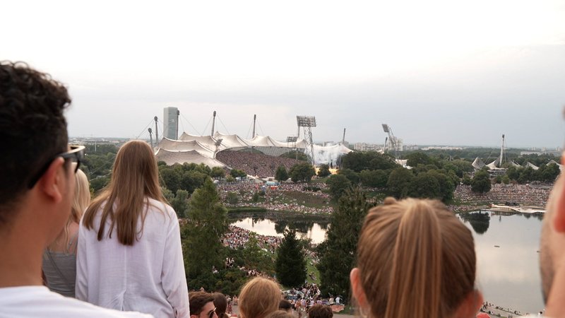 Taylor Swift-Fans sehen vom Olympiaberg auf das Olympiastadion | Bild: BR Taylor Swift-Fans sehen vom Olympiaberg auf das Olympiastadion