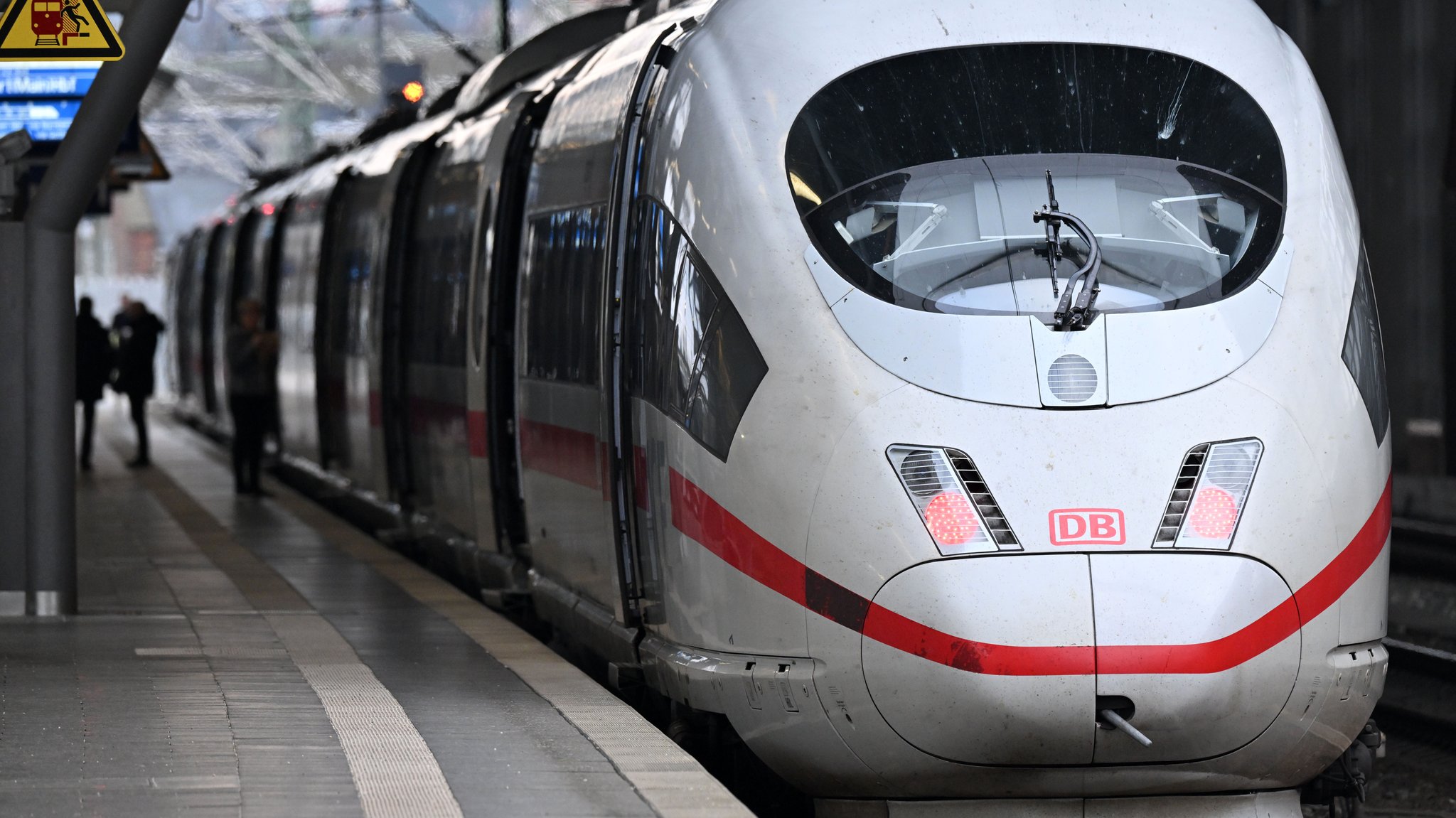 Ein ICE steht während des Streiks in einem Bahnhof