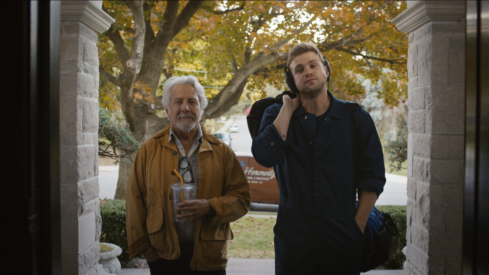 Dustin Hoffman und Leo Woodall als Klavierstimmer