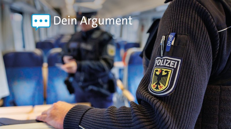 Grenzpolizisten kontrollieren im Zug die Personalien einer reisenden Person. | Bild: picture alliance/dpa | Daniel Karmann Grenzpolizisten kontrollieren im Zug die Personalien einer reisenden Person.