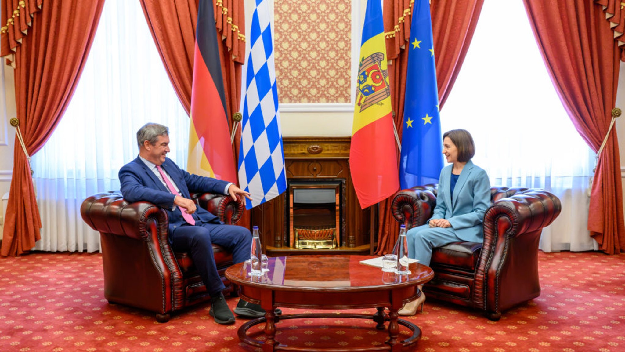 Bayerns Ministerpräsident Söder im Gespräch mit Moldaus Staatspräsidentin Sandu.
