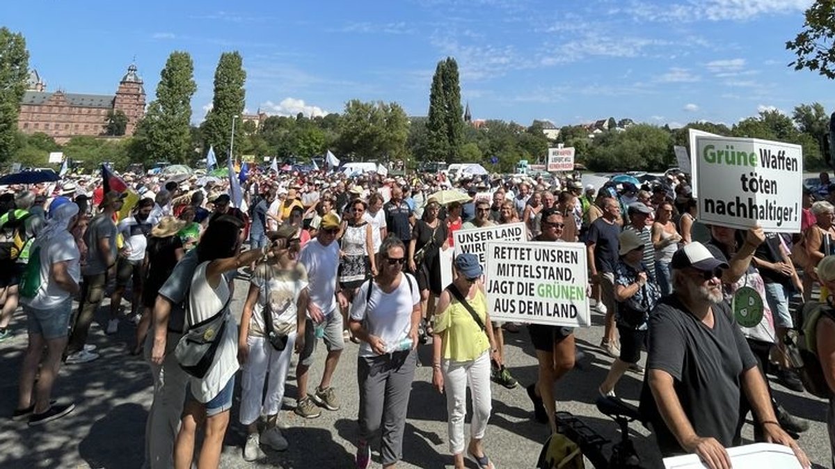 In Aschaffenburg haben Hunderte gegen die Politiker der Grünen demonstriert. Die Polizei sprach in einer ersten Schätzung von rund 1.400 Teilnehmern - Beobachter gehen von mehr Menschen aus.