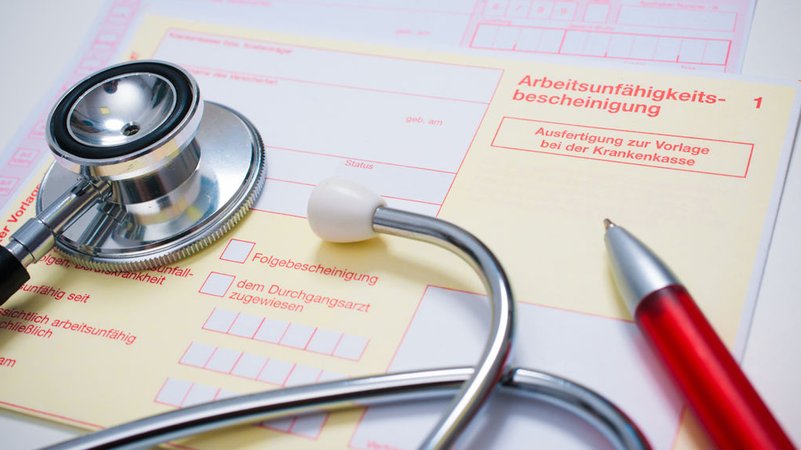 (Symbolbild) Der Vordruck einer Arbeitsunfähigkeitsbescheinigung | Bild: stock.adobe.com/Alexander Raths (Symbolbild) Der Vordruck einer Arbeitsunfähigkeitsbescheinigung