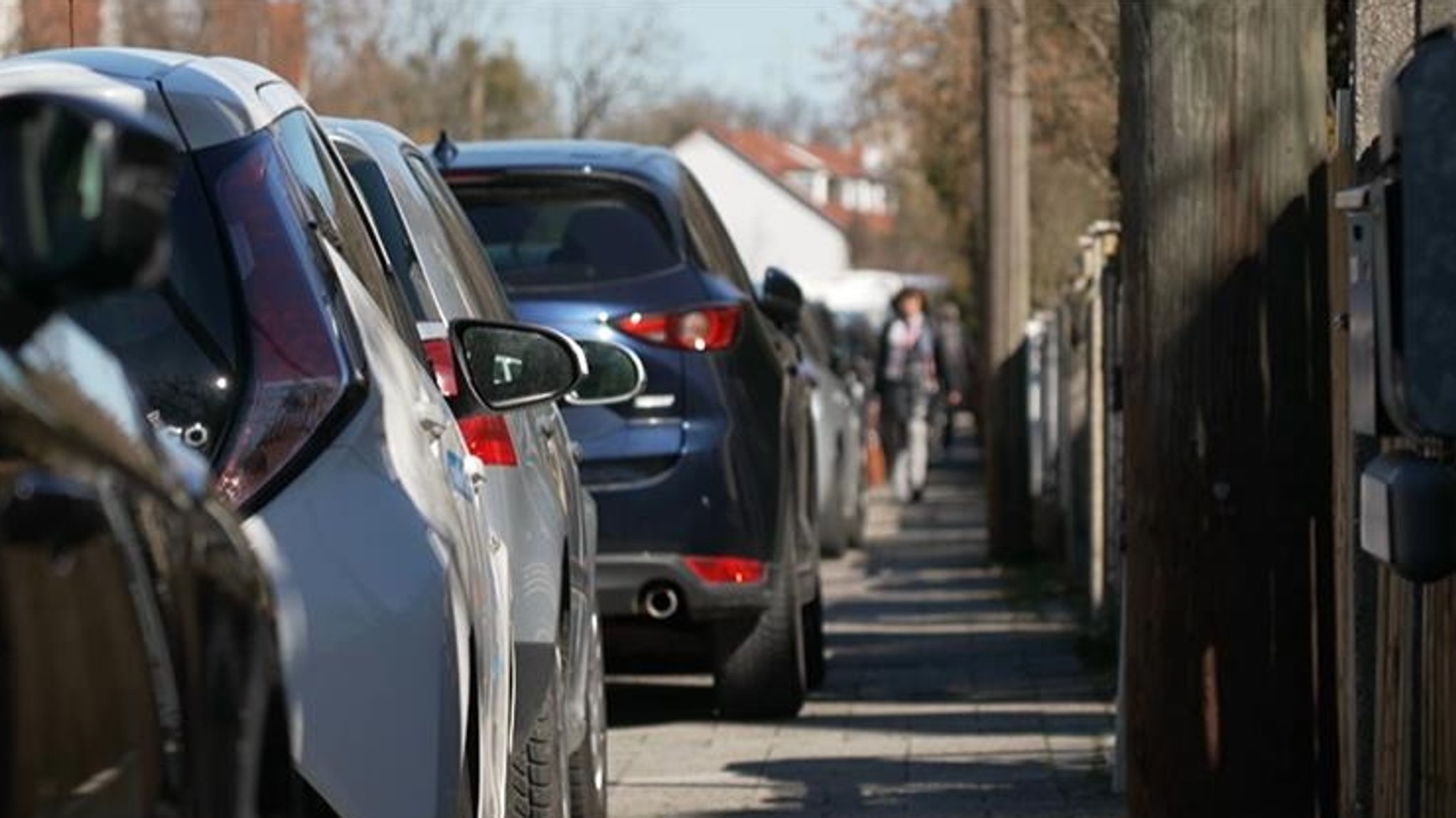 In München parken Autos verbotenerweise auf dem Gehweg