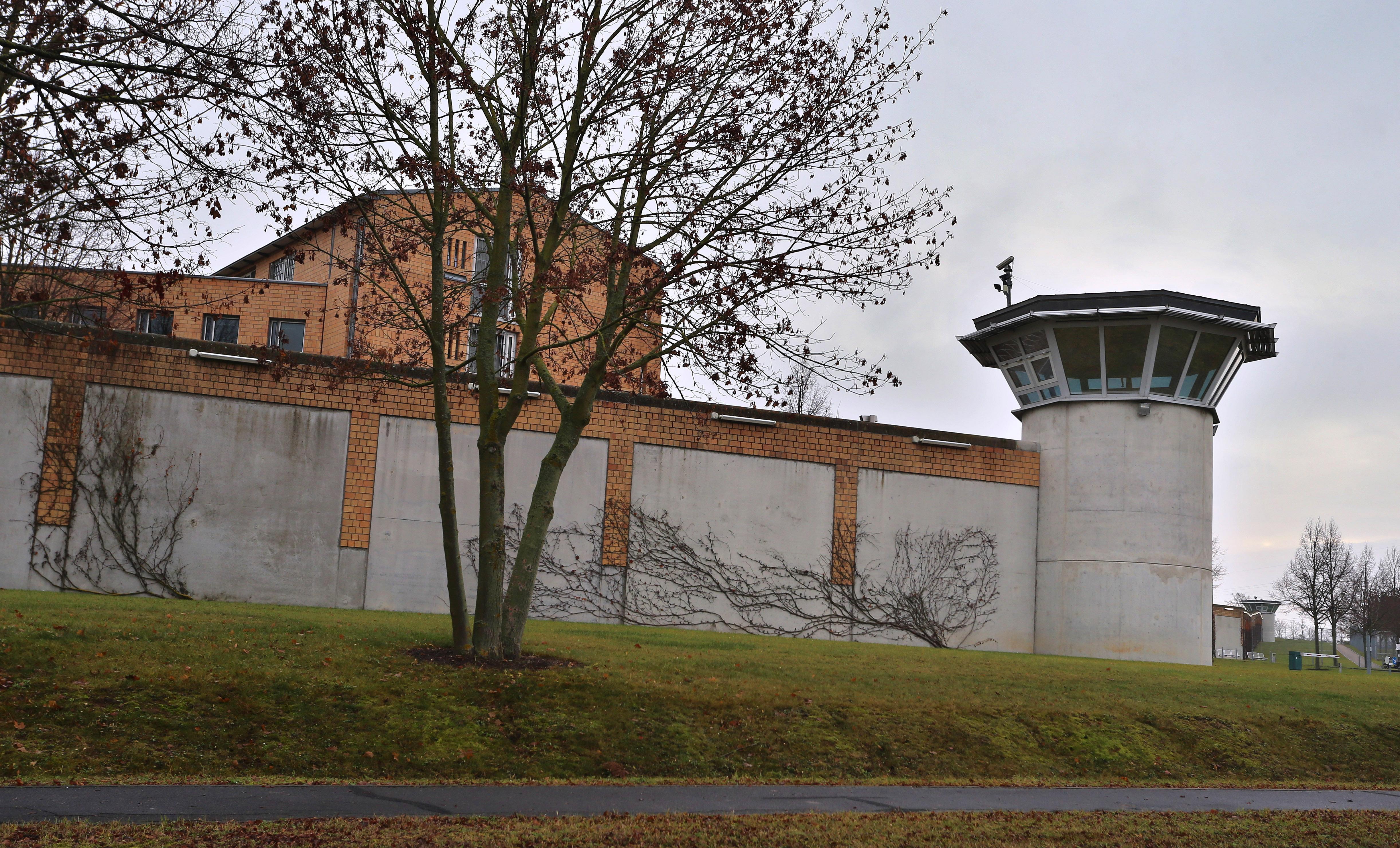 Eine Mauer und ein Wachturm der Justizvollzugsanstalt Würzburg.