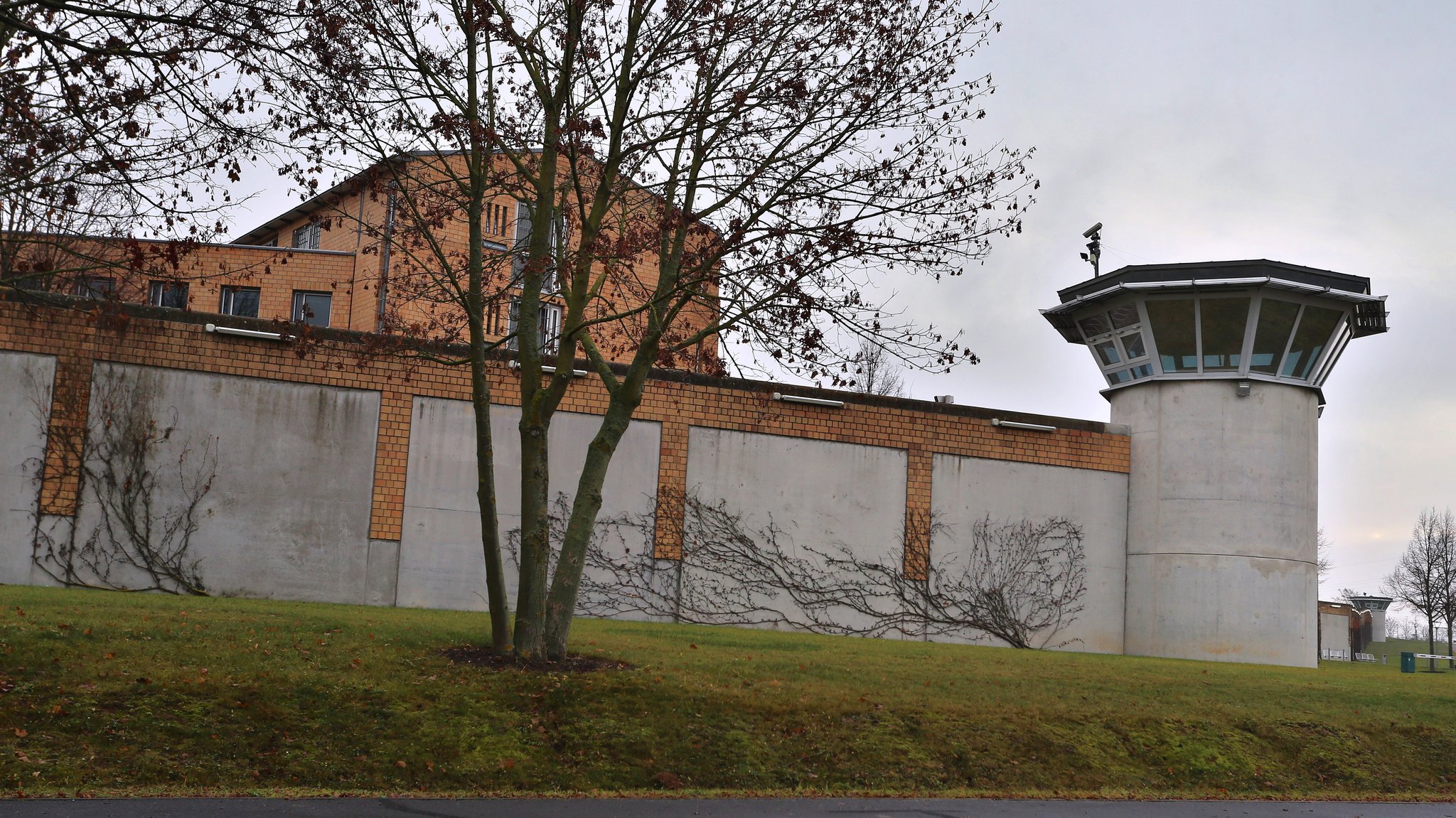 Eine Mauer und ein Wachturm der Justizvollzugsanstalt Würzburg.