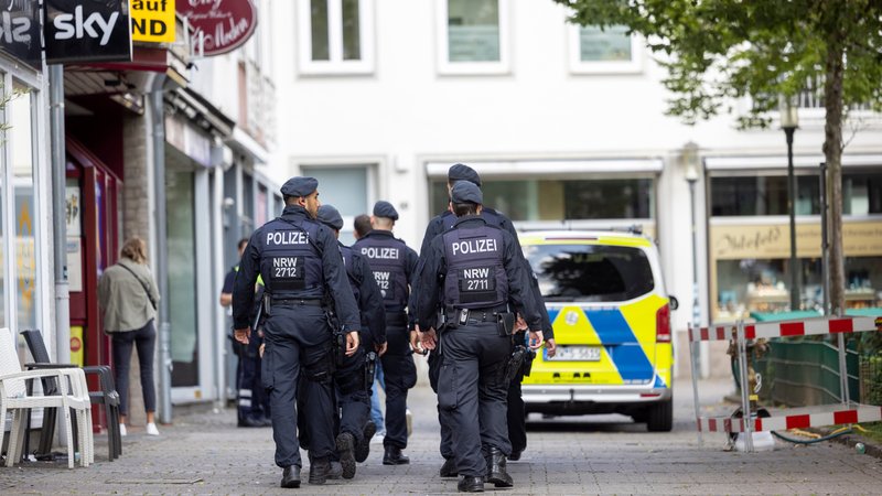 Einsatzkräfte der Polizei gehen 25.08. am Tatort in Solingen vorbei (Archivbild) | Bild: picture alliance/dpa | Thomas Banneyer Einsatzkräfte der Polizei gehen 25.08. am Tatort in Solingen vorbei (Archivbild)