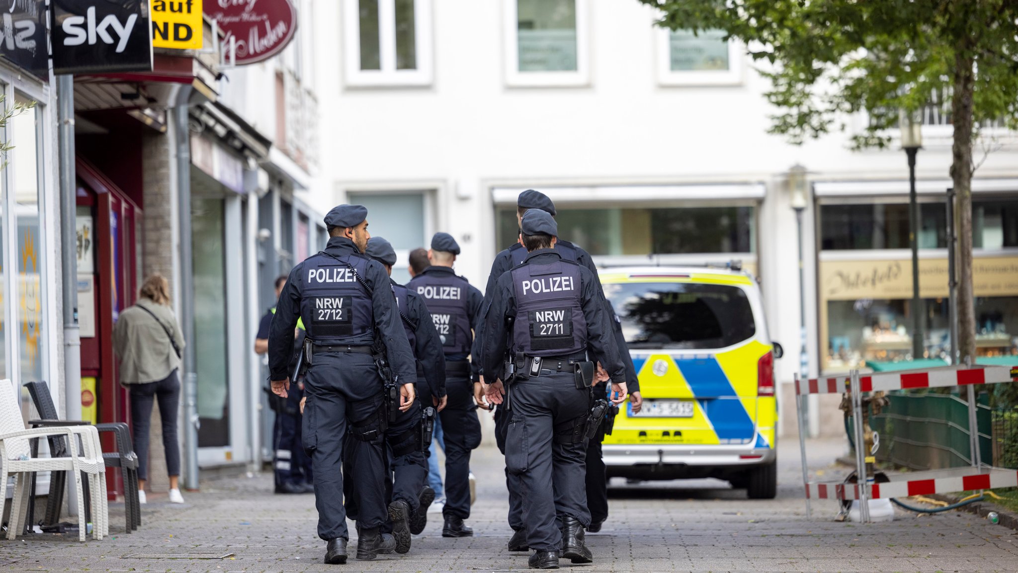 Einsatzkräfte der Polizei gehen 25.08. am Tatort in Solingen vorbei (Archivbild)