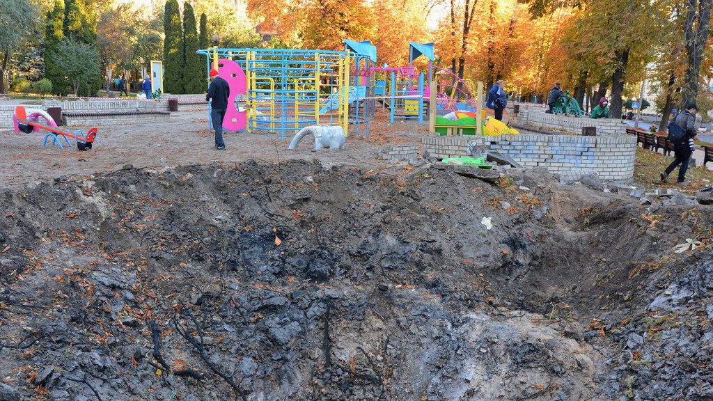 Bombenkrater an Kinderspielplatz in Kiew