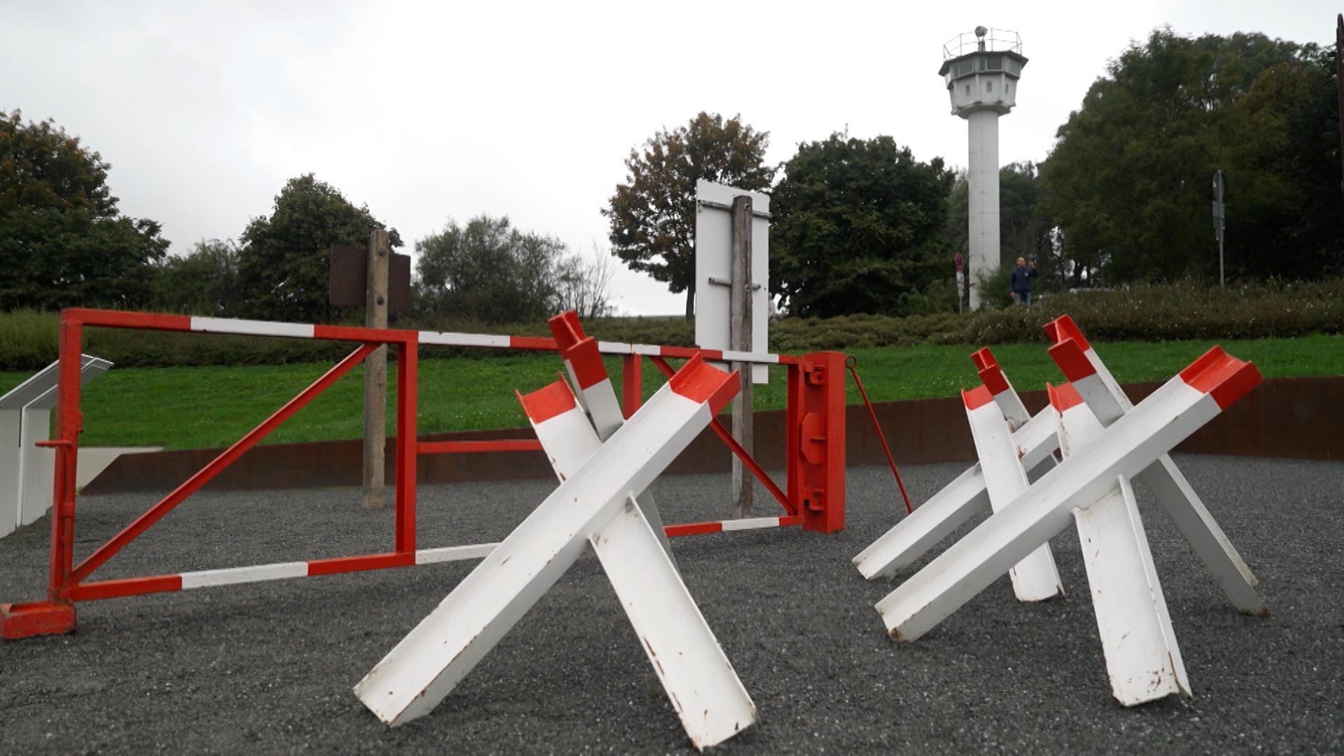 Sperren im Deutsch-Deutschen Museum Mödlareuth mit Wachturm im Hintergrund