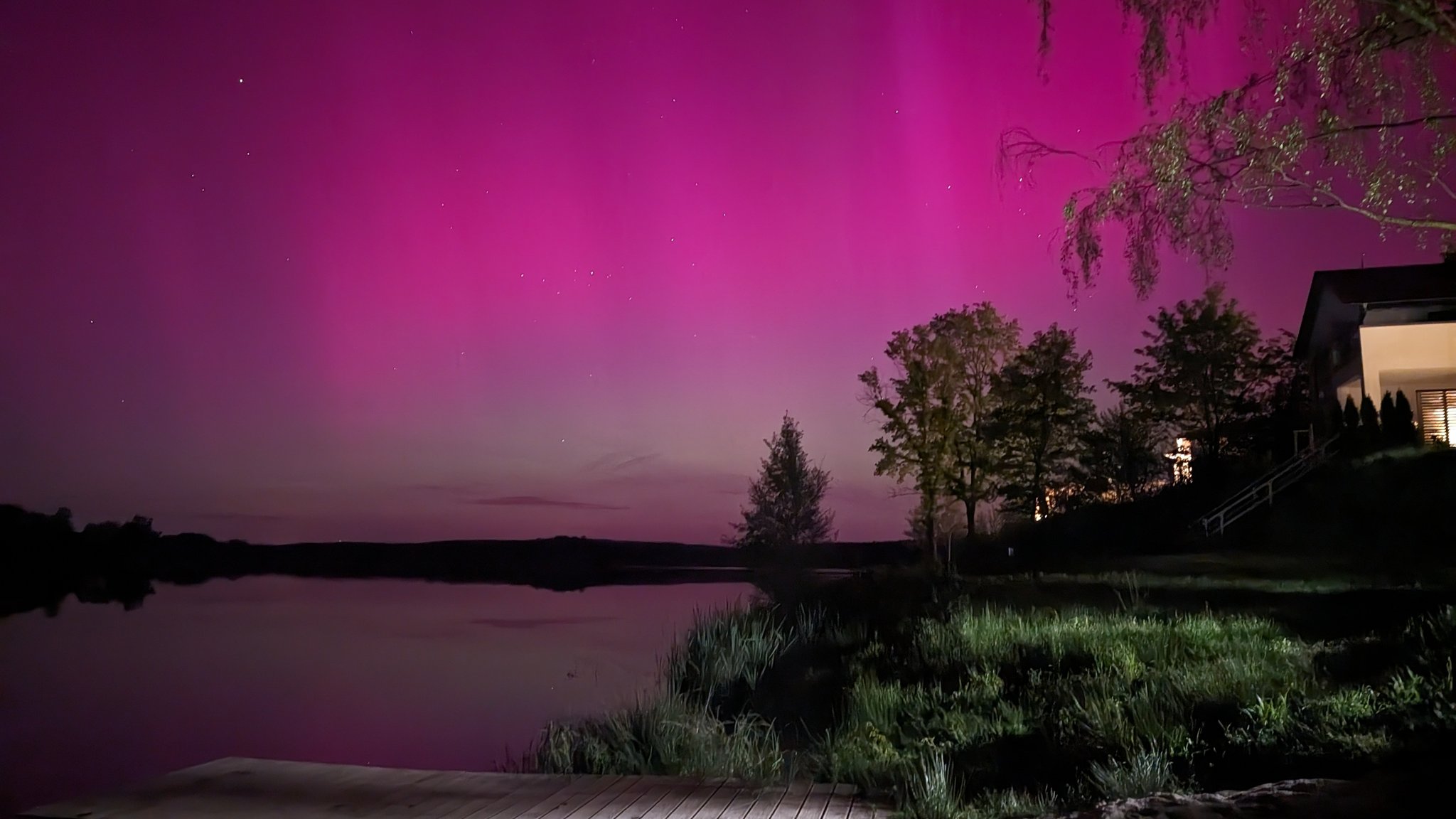 Polarlichter in Bayern - Naturspektakel färbt Himmel bunt