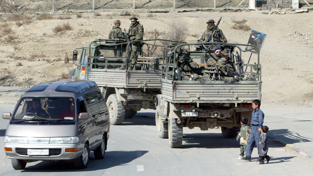 KSK Soldaten auf einer Patrouille in Kabul. | Bild: picture alliance / photothek | Thomas Imo KSK Soldaten auf einer Patrouille in Kabul.