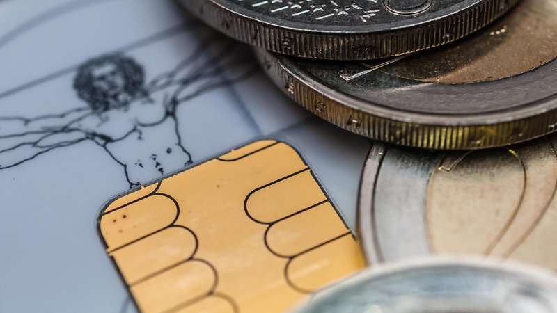 Symbolbild) Gesundheitskarte der Krankenkassen in Deutschland, darauf liegen Zwei Euro-Münzen | Bild: picture alliance / Zoonar | stockfotos-mg Symbolbild) Gesundheitskarte der Krankenkassen in Deutschland, darauf liegen Zwei Euro-Münzen