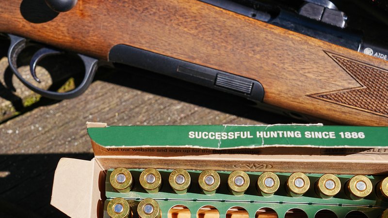 Jagdgewehr mit Patronen (Symbolbild) | Bild: picture alliance / Zoonar /HGVorndran Jagdgewehr mit Patronen (Symbolbild)