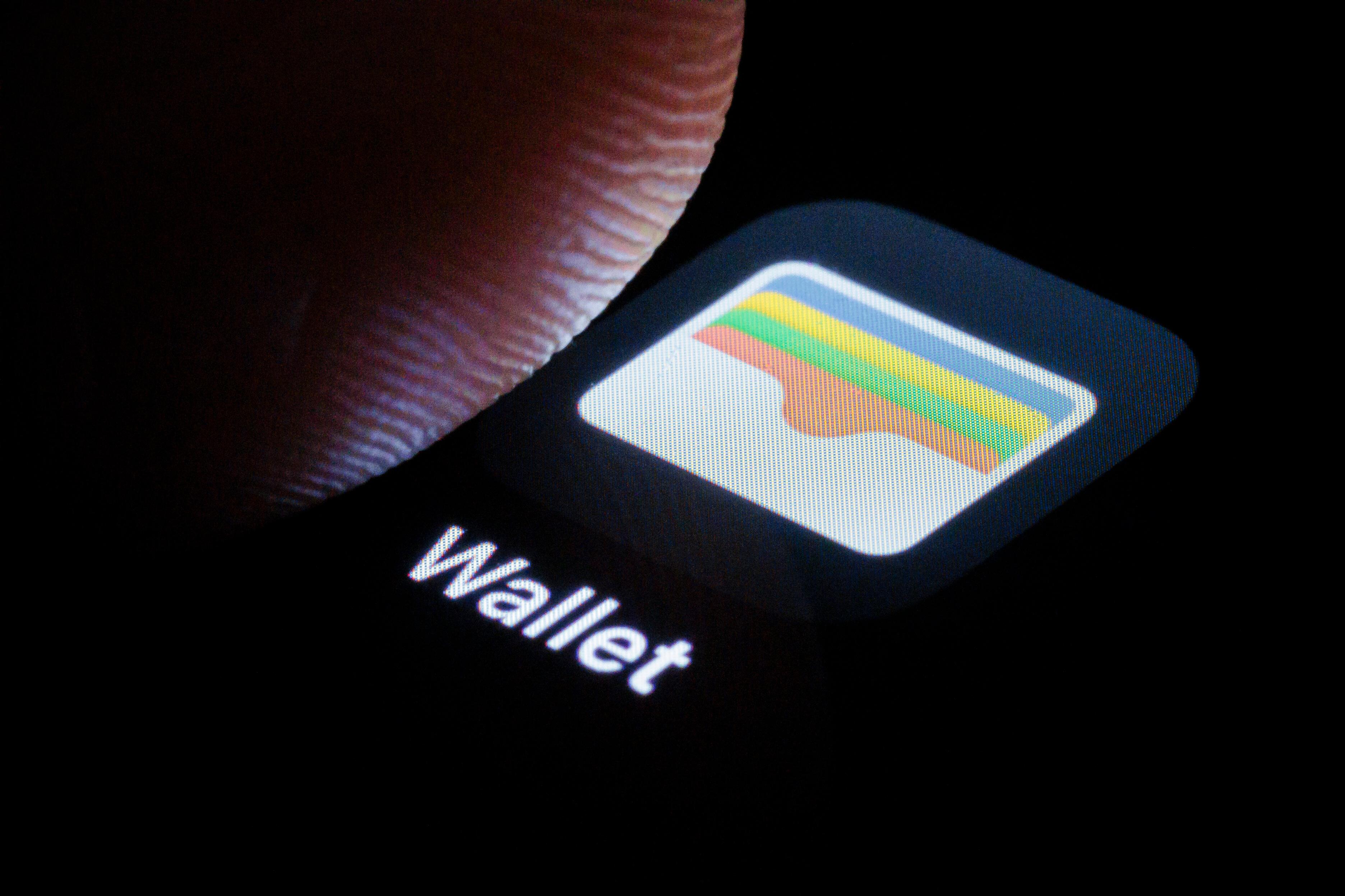 Die App von Apple Wallet wird auf einem Smartphone angezeigt. 