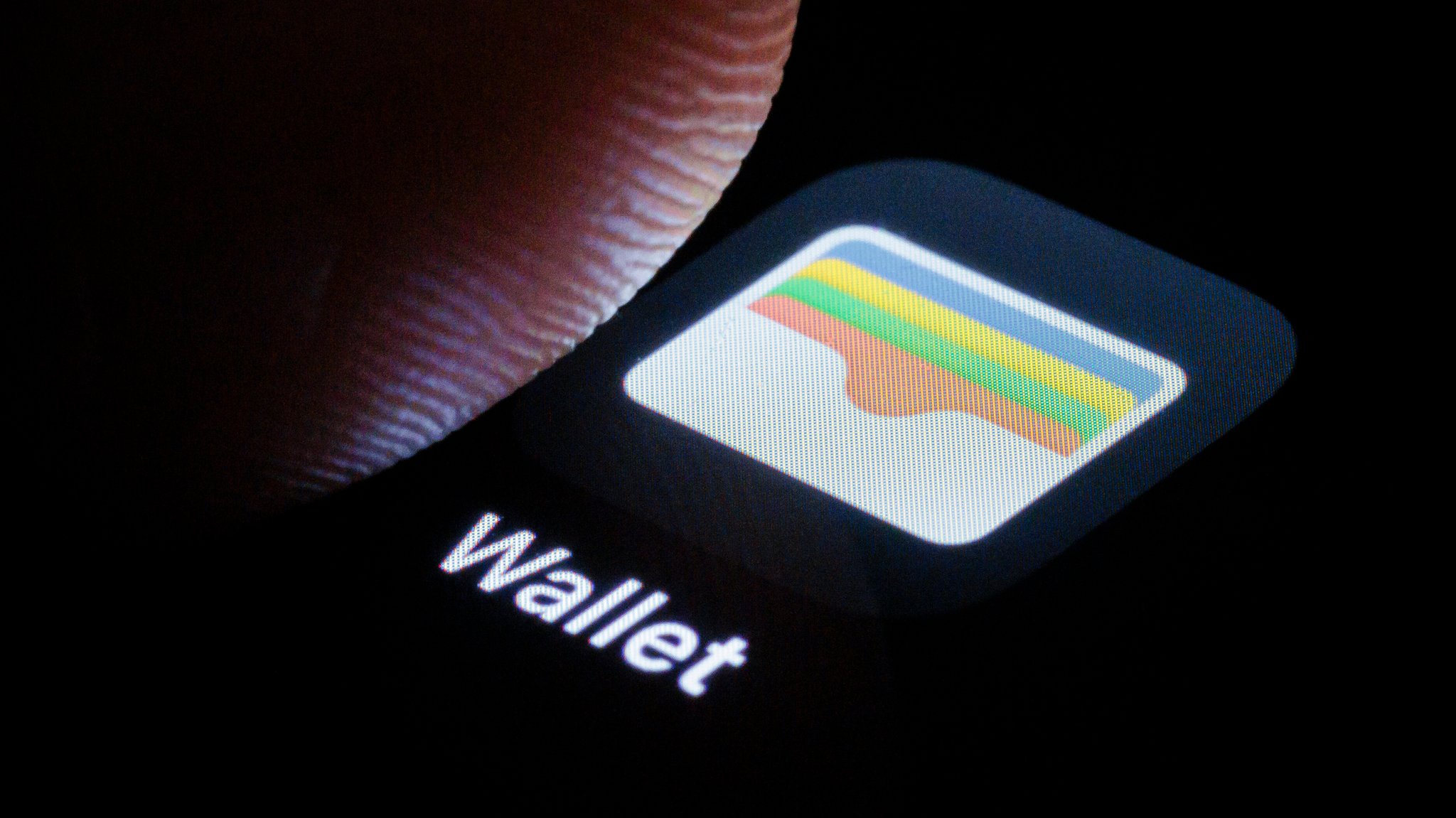 Die App von Apple Wallet wird auf einem Smartphone angezeigt. 