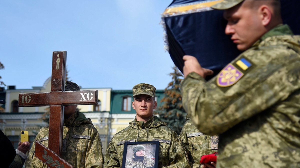 Ukrainische Soldaten gedenken eines gefallen Kameraden.