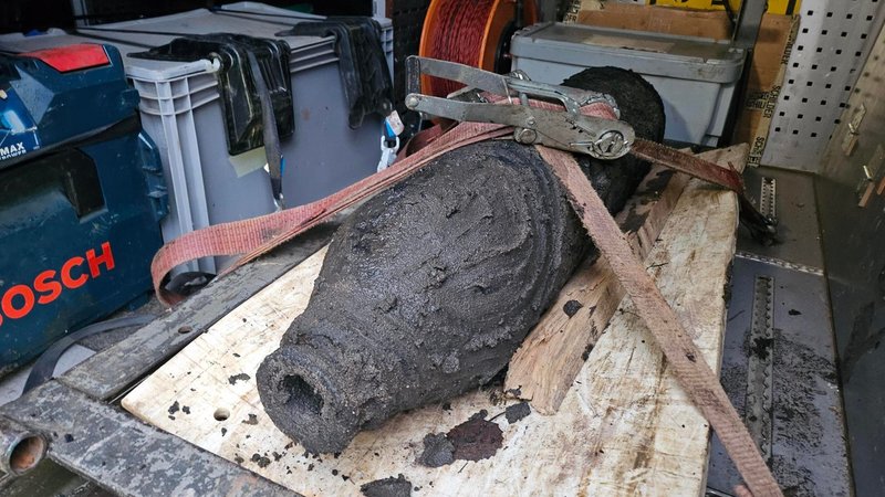 Eine entschärfte Fliegerbombe wird abtransportiert. | Bild: BR24/Nicolas Eberlein Eine entschärfte Fliegerbombe wird abtransportiert.
