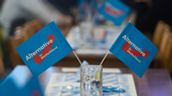 Archivbild: Fähnchen der AfD stehen beim politischen Aschermittwoch der Partei auf einem Tisch | Bild:picture alliance / Armin Weigel/dpa | Armin Weigel