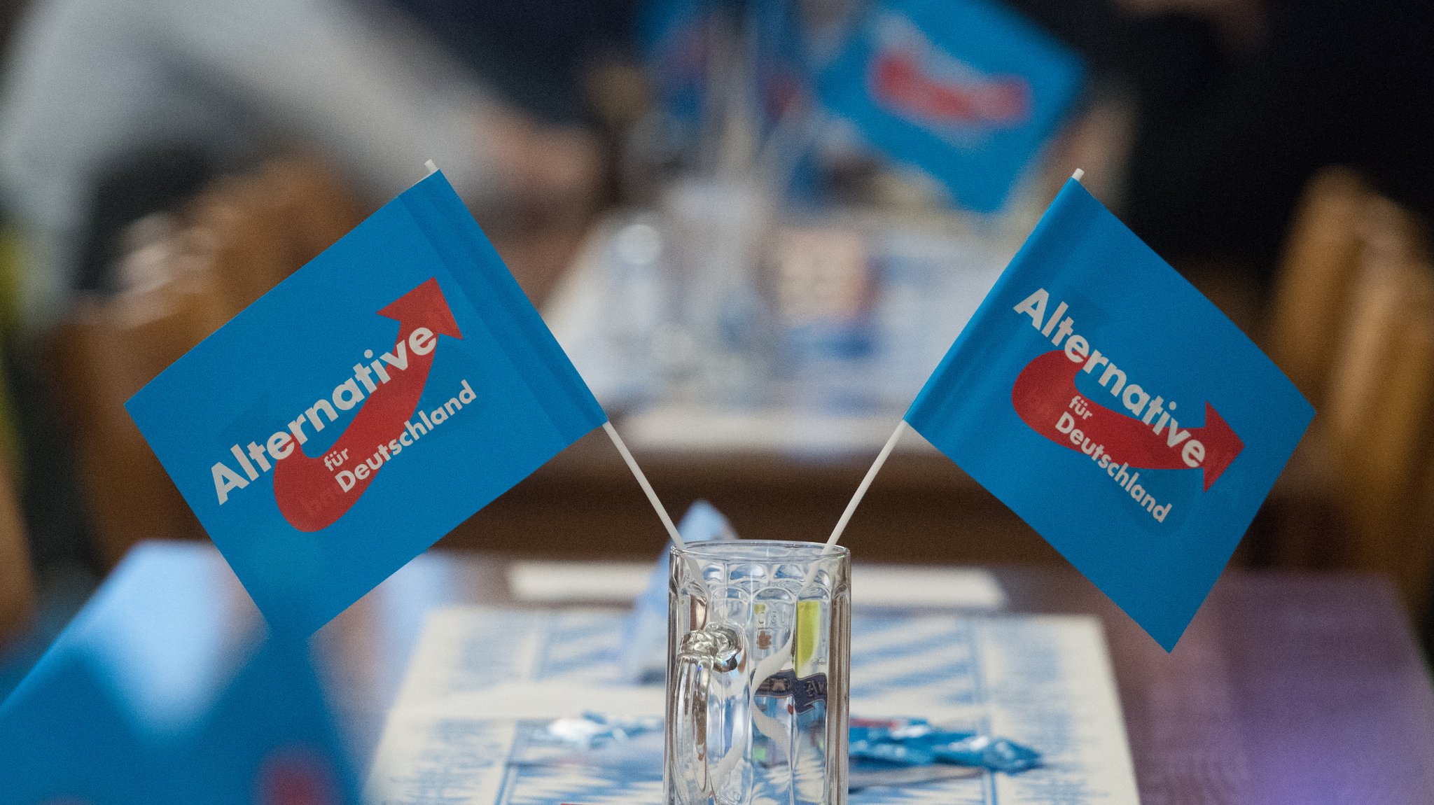 Archivbild: Fähnchen der AfD stehen beim politischen Aschermittwoch der Partei auf einem Tisch